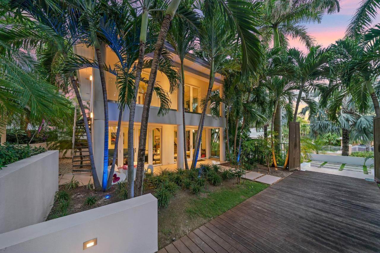 90. Single Family Homes for Sale at Ocean Club Estates, Paradise Island, Nassau and Paradise Island Bahamas